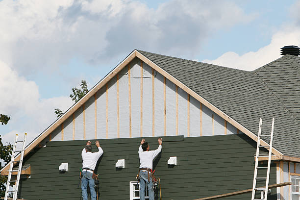 Professional Vinyl Siding technician working in Roselle, NJ